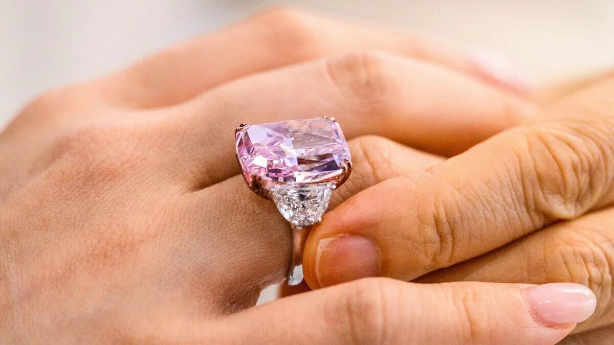 Получить кольцо. Бриллиант сакура. кольцо pink star diamond. розовый карат. кольца с розовым бриллиантом аукцион.