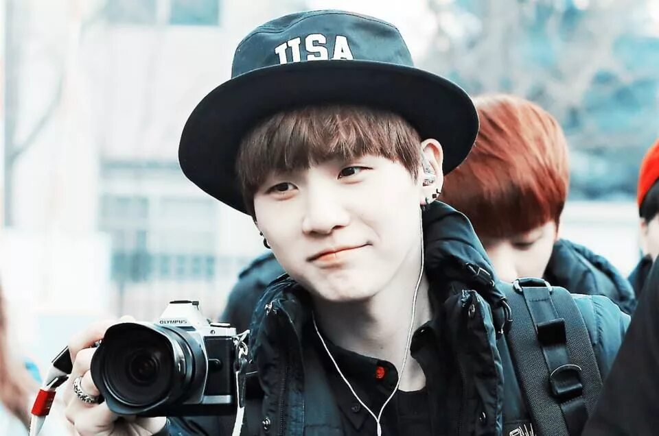 Шуга россия. Шуга БТС. Шуга из БТС. Шуга БТС В Панаме. Suga BTS.