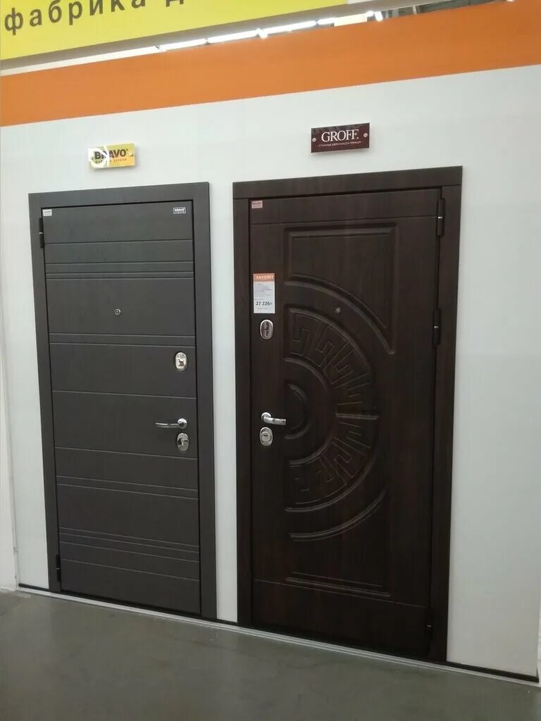 Двери вологда адреса. Шикарные двери вологда. Вологда магазин шикарные двери на петина. Аксон двери. Коцаная дверь от застройщика.
