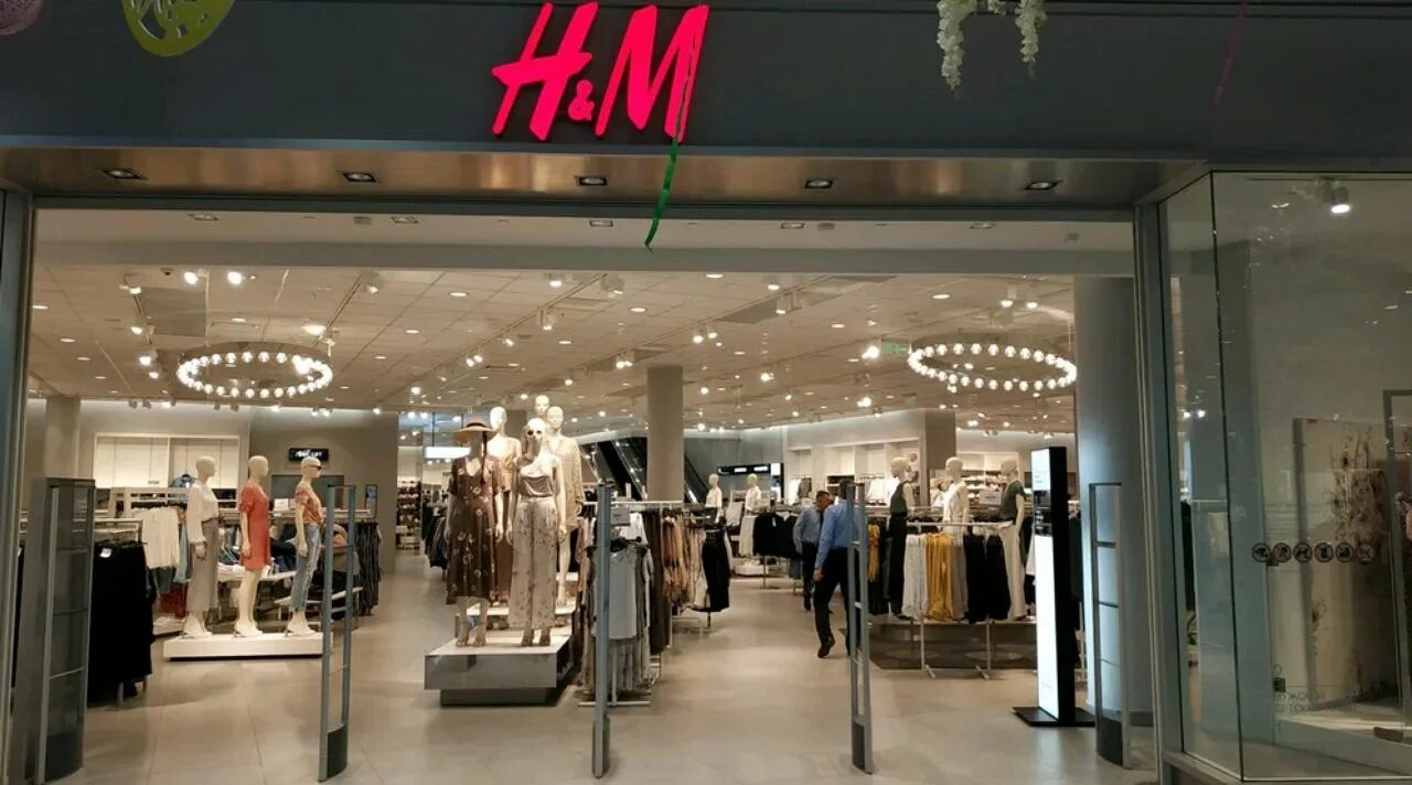 H M магазин. H M одежда. Вещи в магазине h and m. HM Тюмень. Hm в минске