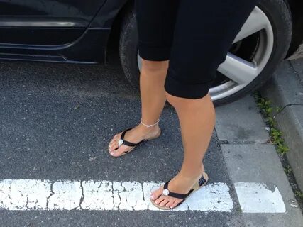 Sexy Candid Asian Feet and Legs in Flip Flops.