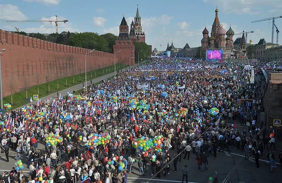 Парад 1 мая москва. Демонстрация на красной площади 1 мая. 1 Мая шествие на красной площади. Красная площадь много народу. Красная площадь много людей.