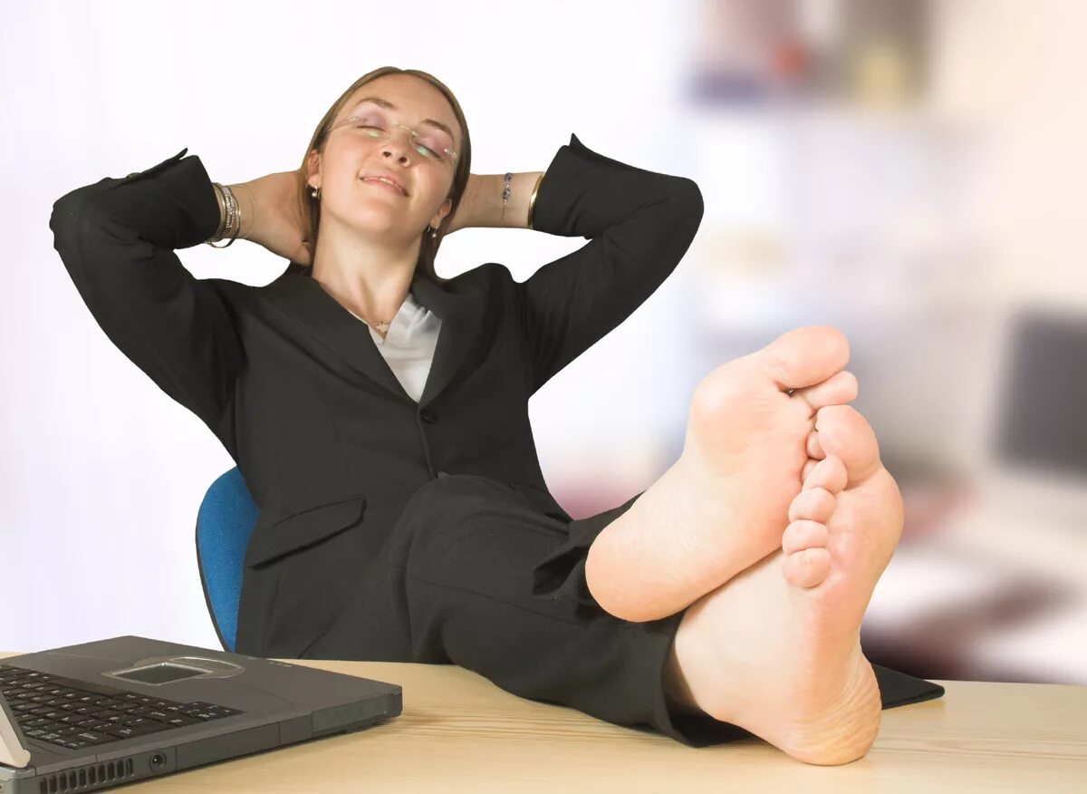 человек увольняется. женщина в офисе. сон в офисе. 9го на работу фото. офис с сотрудниками.