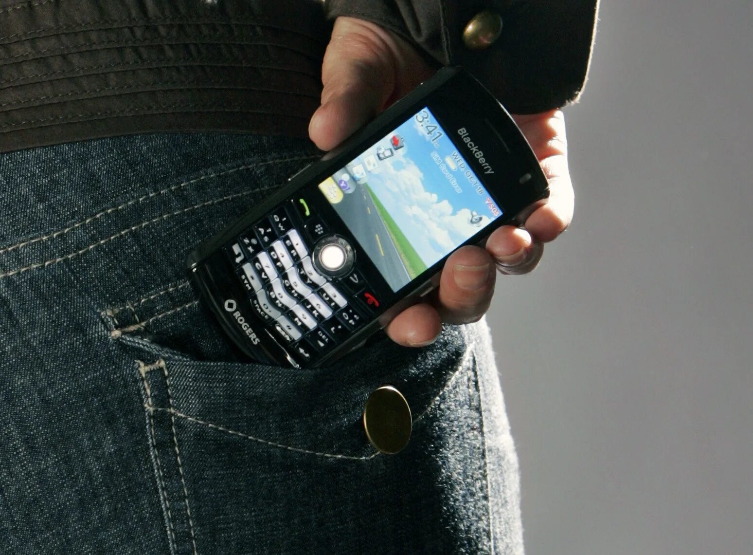 Мобильники 2000-х. BLACKBERRY телефоны 2000х. Bbc телефоны. Широкий мобильник 2000х.