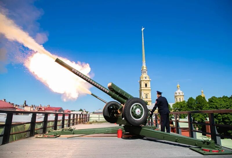 Во сколько стреляют в петропавловской. Пушки Петропавловской крепости в Санкт-Петербурге. Полуденный выстрел с Петропавловской крепости. Пушки Петропавловской крепости.