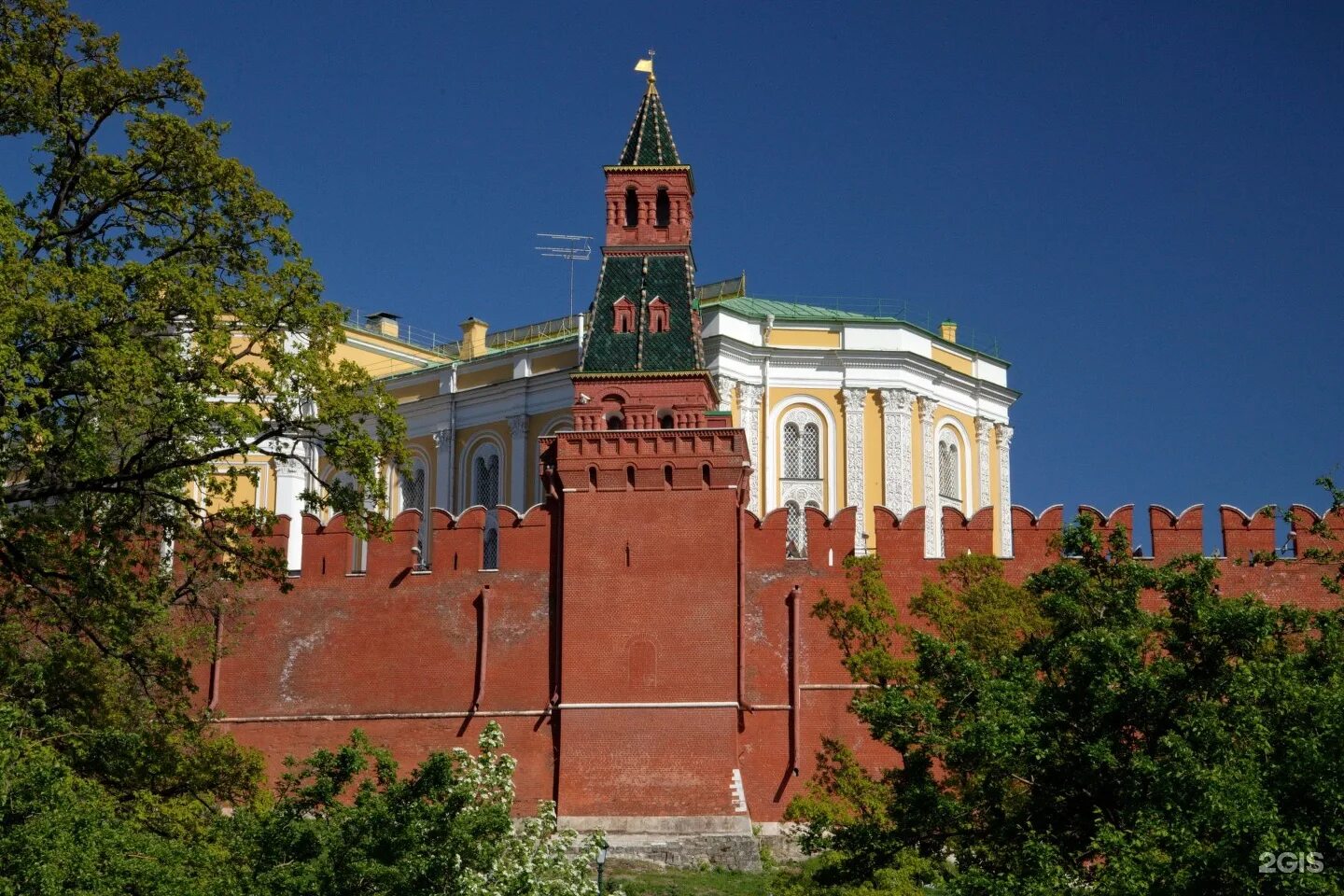 Оружейная башня Московского Кремля. Оружейная Конюшенная башня Московского Кремля. Сенатская башня Московского Кремля. Комендантская башня Кремля.