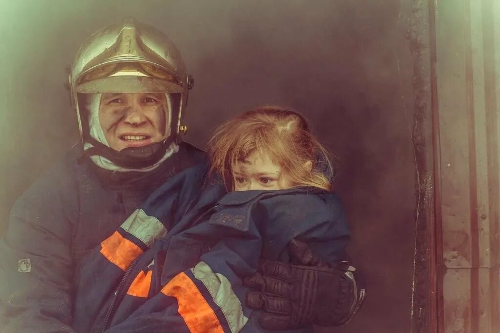 Пожарный спасает ребенка. Пожары из детей. Пожарный спасает. Пожарные на пожаре. Пожарный спасает.