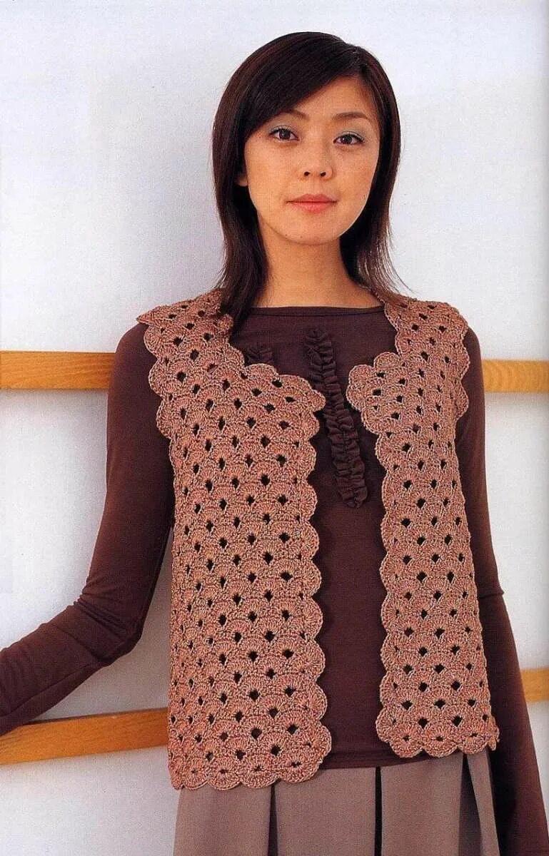 Жилетка женская вязаная крючком. Жилетка крючком для женщин. Жилетка женская вязаная крючком. Безрукавка крючком для женщин. Безрукавка женская крючком.