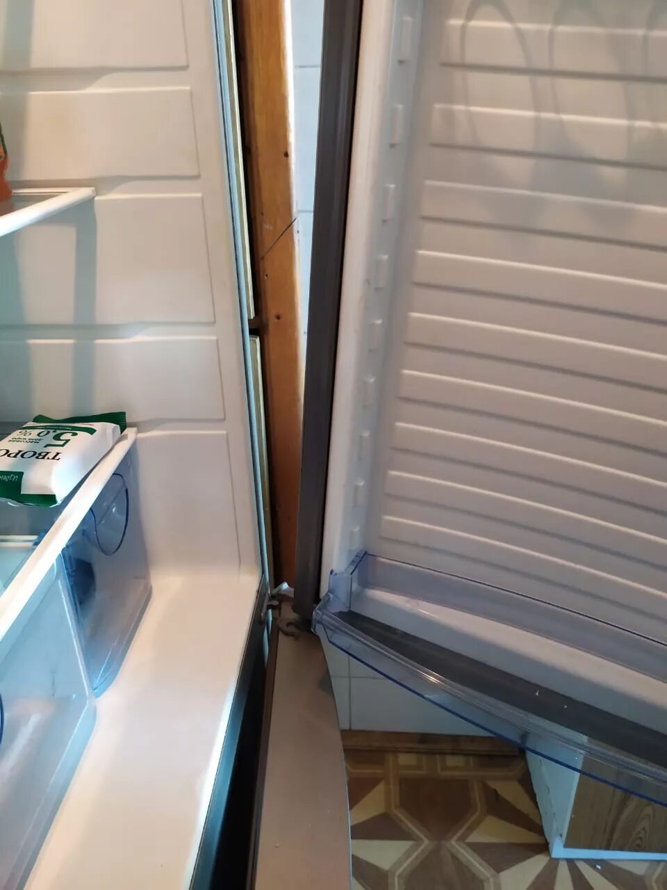 Дверцы холодильника не плотно закрываются. Перевесить дверь морозильной камеры либхер. полюс-10 холодильник крепление. холодильник атлант крепление двери морозилки. дверца холодильника мхм-162.
