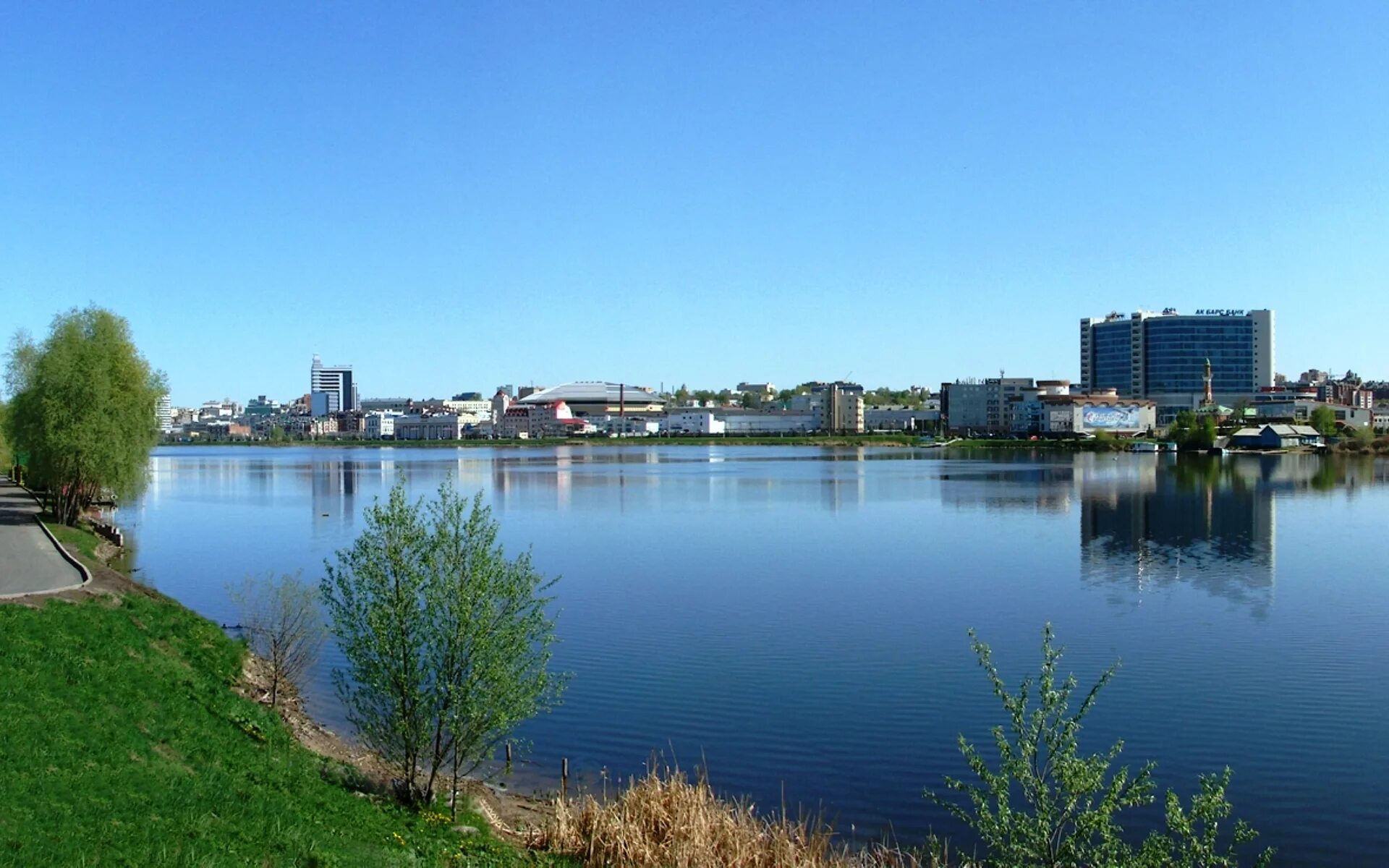 В каком городе находится набережная у озера