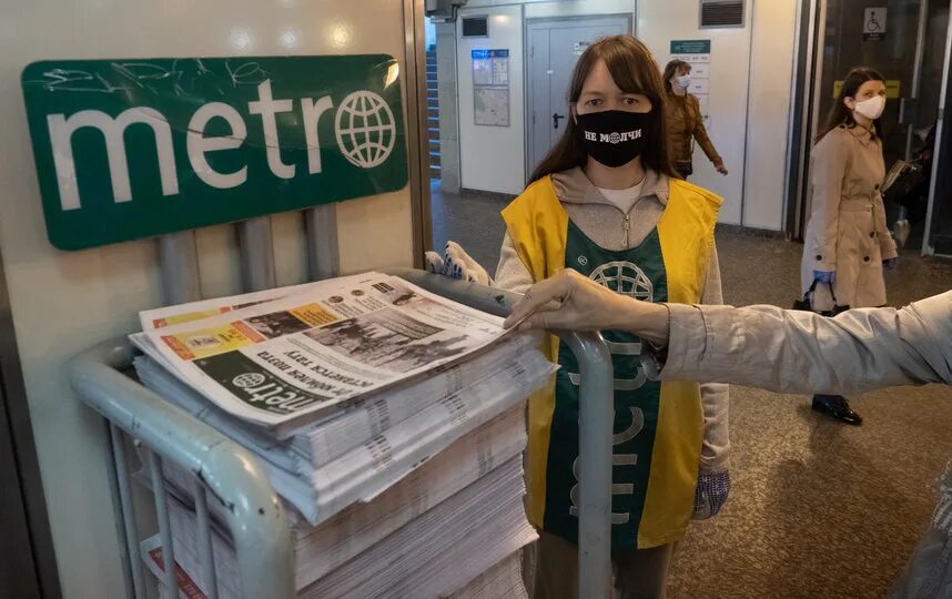 Молчать метро. Lbdvtnhj. Молчать метро. Раздача газет в метро. Смерть артема метро 2034.