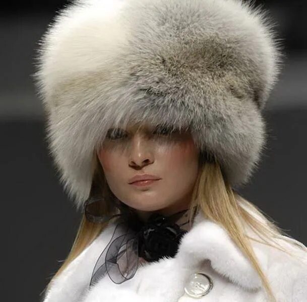 Какие меховые шапки в моде в 2025. Модные меховые шапки 2025. модные меховые шапки для женщин 2025. модные меховые шапки для женщин 2025. меховые шапки 2025 модные тренды.