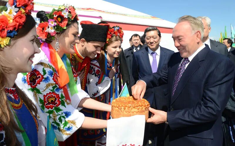 Праздник 1 единство. Назарбаев с народом. Украинцы в Казахстане. Праздник единства народа Казахстана.
