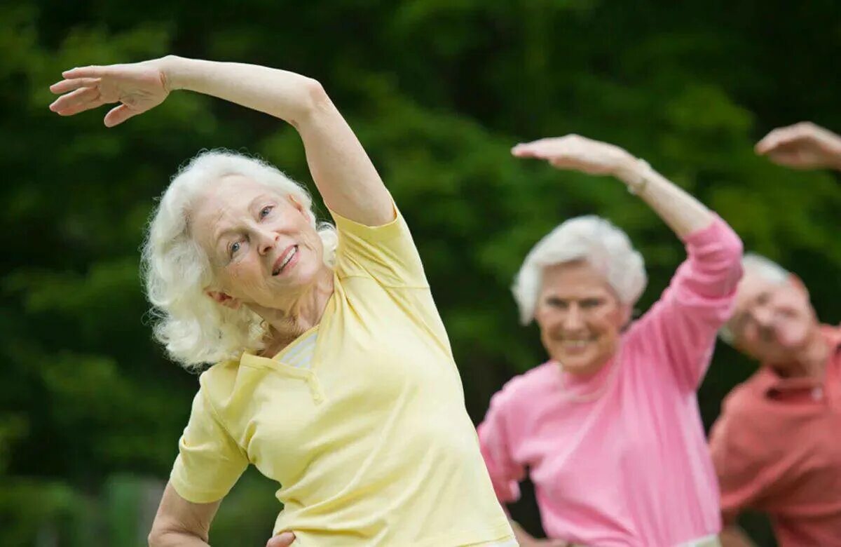 Активное долголетие для пожилых. Пожилые люди. Радость пожилых. Счастливые пенсионеры. Радостные пожилые люди.
