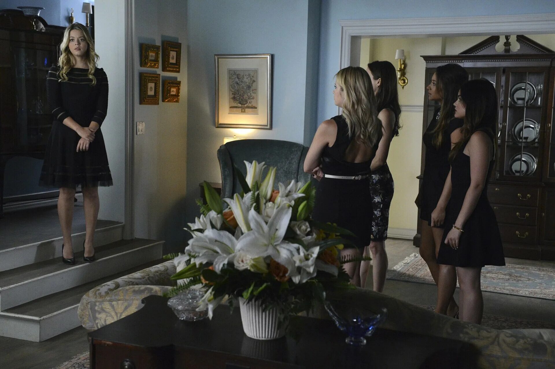 Милые обманщицы сериал элисон. Милые обманщицы сериал нетфликс. Милые обманщицы (2010). Выход милых обманщиц. Милые обманщицы сериал 1 сезон.