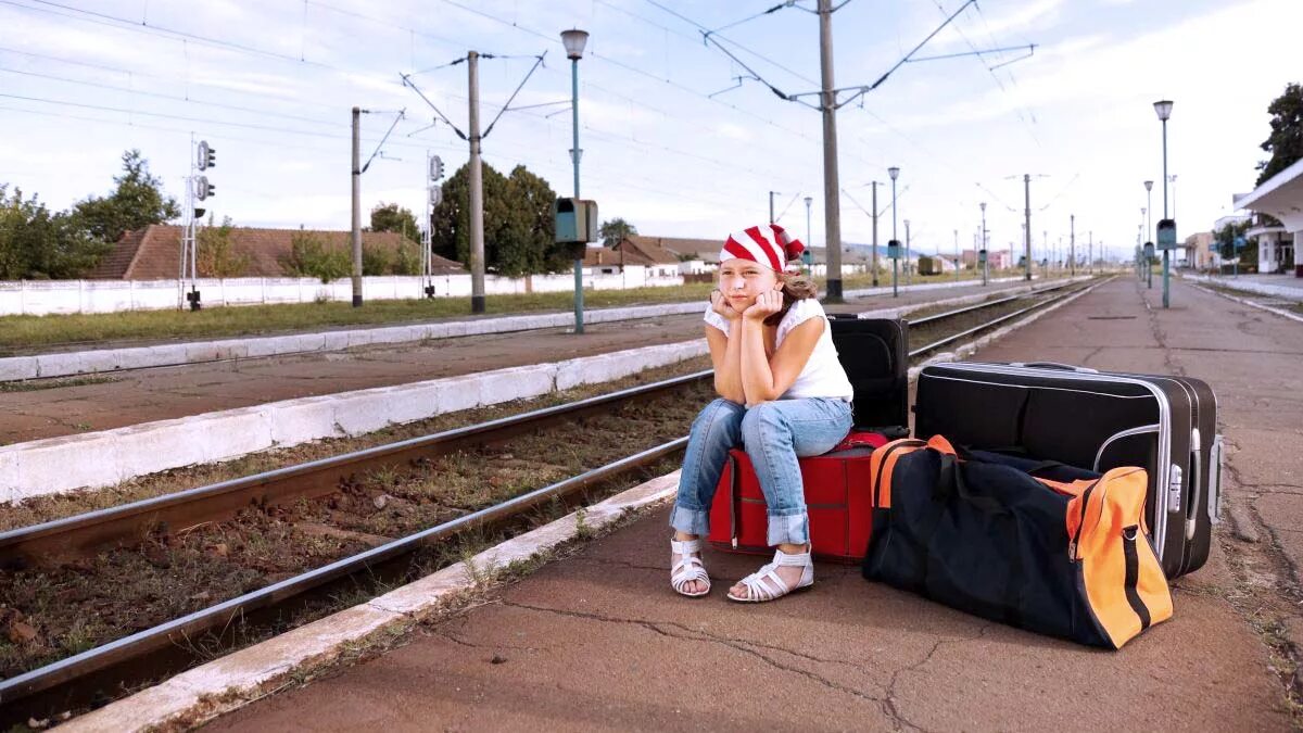 Можно ли уехать в другой. Люди на вокзале. Молодежь уезжает. Человек ждет поезд. Девушка с чемоданом.