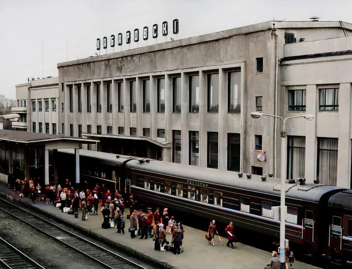 Город советский станция. Железнодорожный вокзал Хабаровск 1970 год. ЖД вокзал Свердловск 1991. Старый вокзал Хабаровск. Хабаровск ЖД вокзал 90-е.