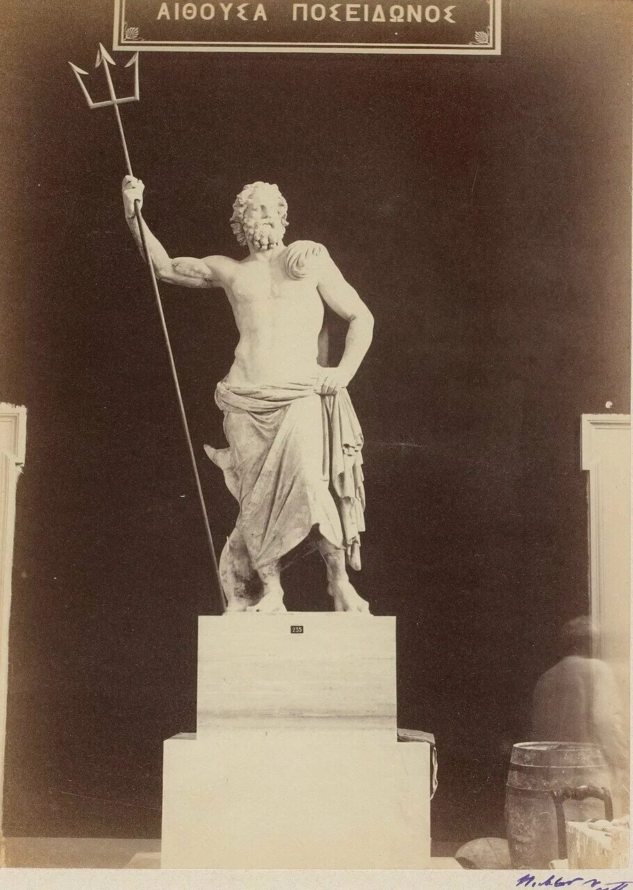 Посейдон Мелос статуя. Посейдон и Аполлон. Мраморная статуя Посейдона с мелоса. Статуя Посейдона в Испании. Аполлон посейдон