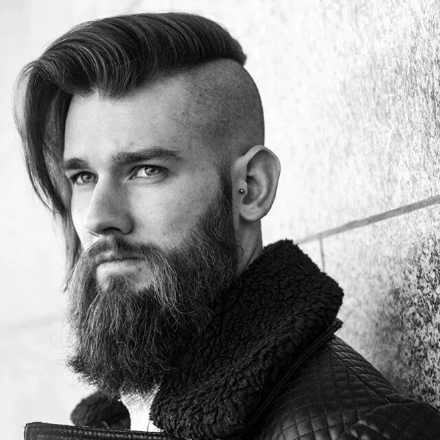 Лонг андеркат стрижка. Андеркат man bun. Слик бэк помпадур. Стрижка мужская длинные волосы с выбритыми висками. Мужские стрижки.