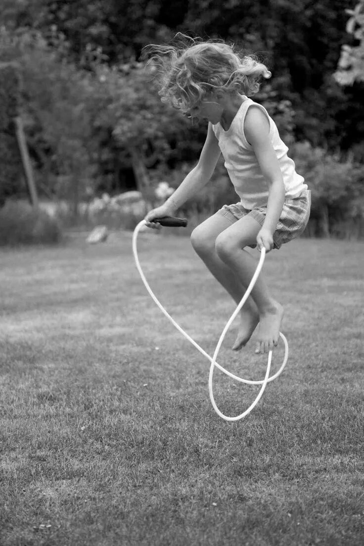 Скакалка для детей. Дети прыгают. Девочка прыгает на скакалке. Дети со скакалкой. Прыжки на скакалке дети.