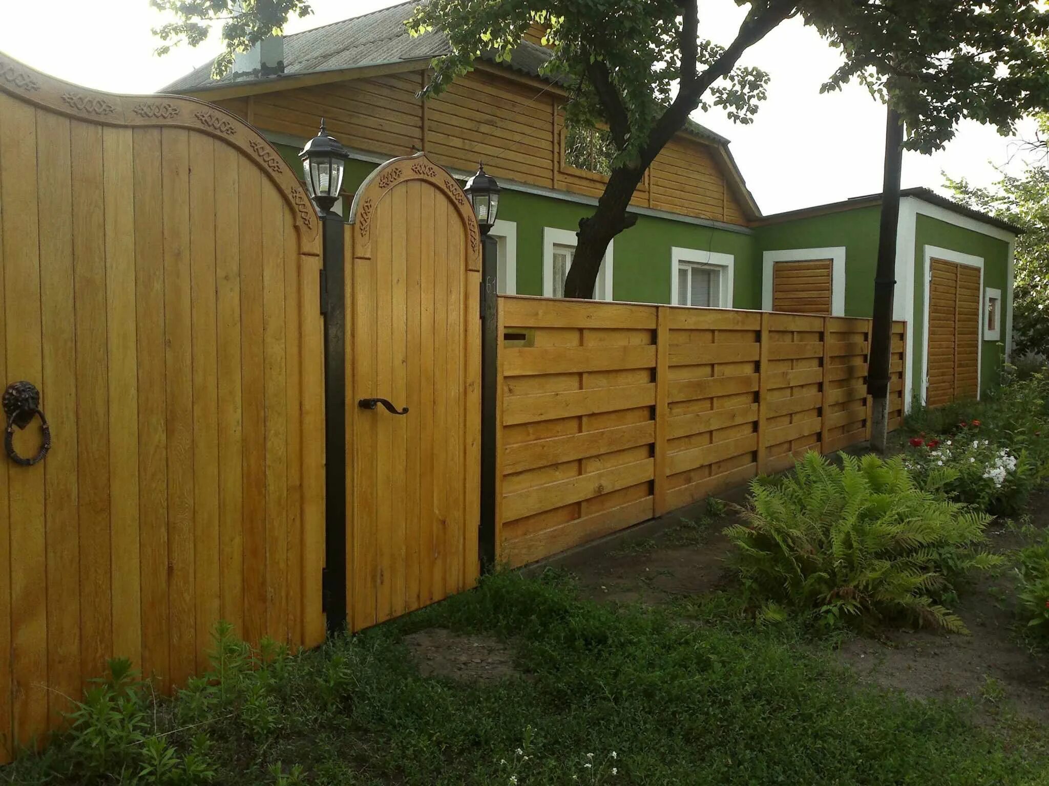 Заборы для дома своими руками фото. Забор из импрегнированной доски. Красивый деревянный забор. Красивые заборы из дерева. Забор дачный деревянный.