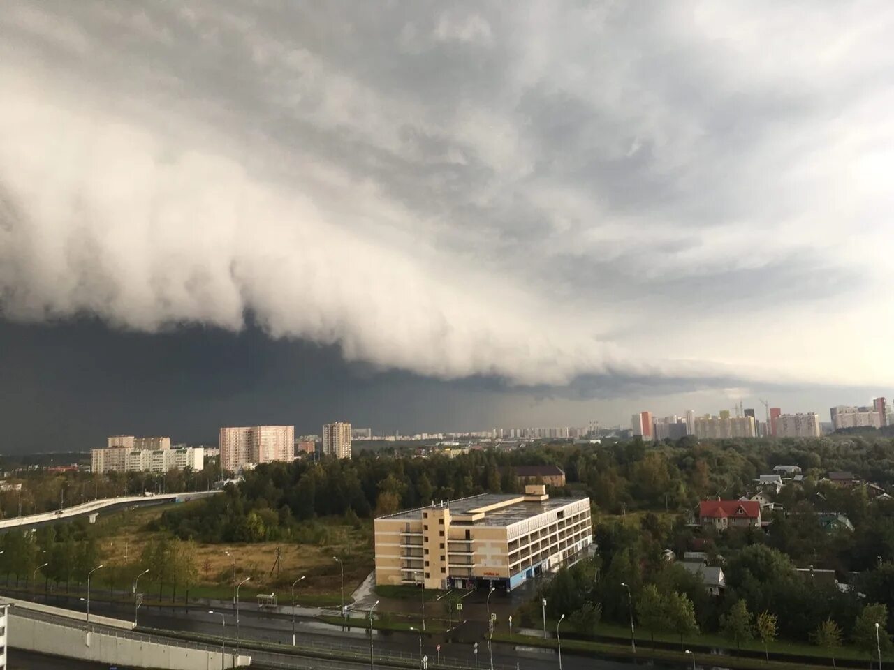 В москве ожидается ураган. Смерч в Москве 2020. Ураганы в Бутово. Смерч в Москве 2017. Смерч в Москве 2022.