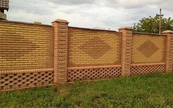 Оригинальные заборы из желтого и коричневого кирпича, цветовые решения.