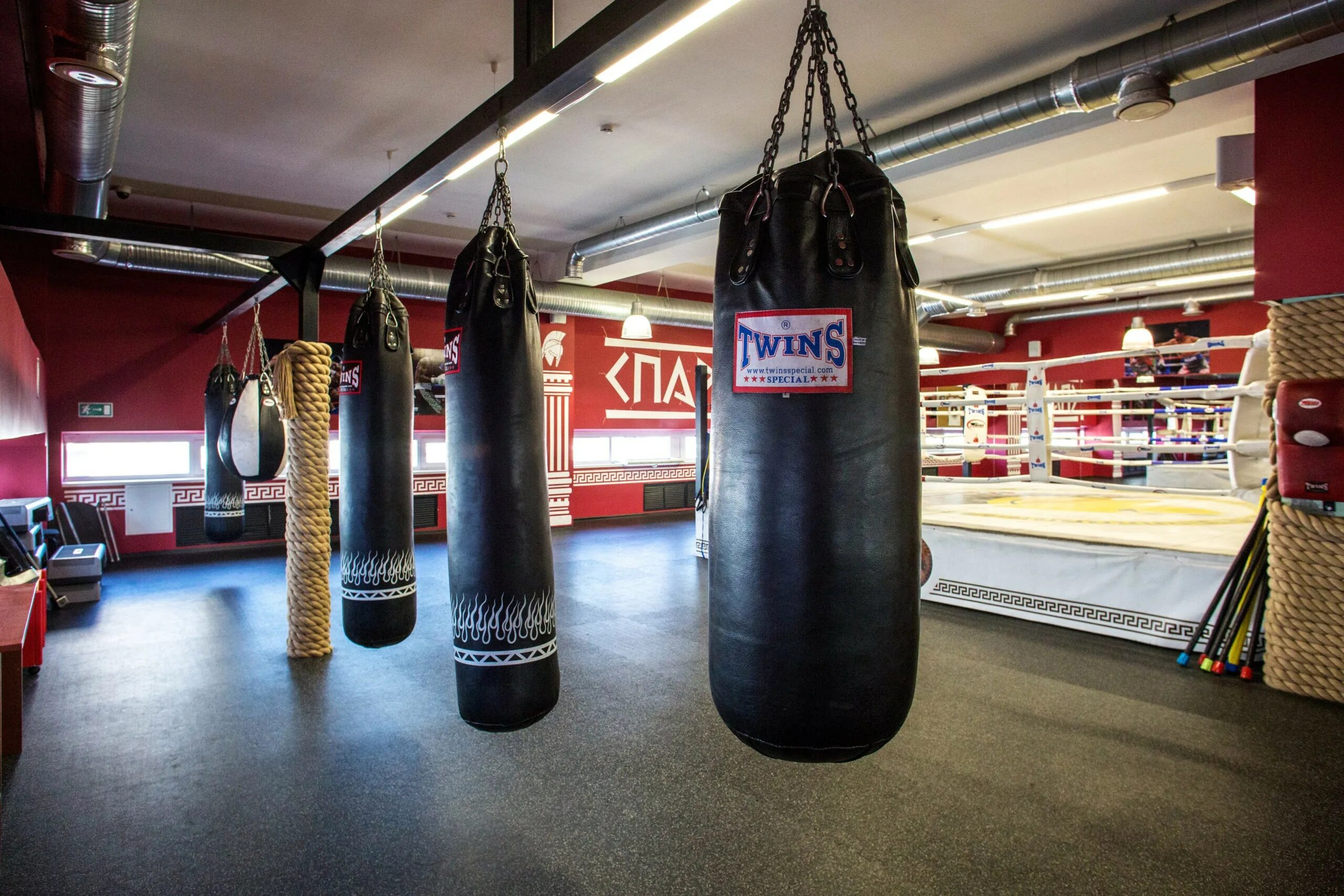 Боксерский зал. Метро бойцовская. Бойцовский клуб молот емцев. Бойцовский клуб спб. Метро бойцовская.