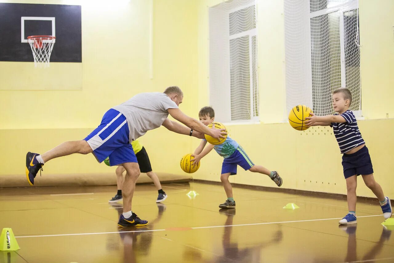 Кружки и секции. Шэньчжэнь спорт гимназия баскетбол. Школьные секции работа. Футболика клуб в екатеринбурге. Секции в школе.