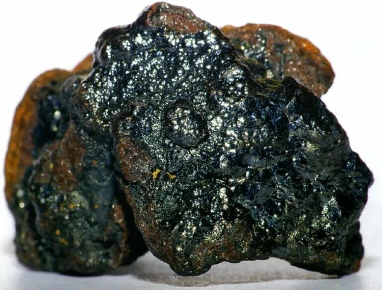 Какие минералы образуют железо в природе. Лимонит бурый Железняк. Лимонит минерал. Железняк это железная руда. Минерал Железняк руда.