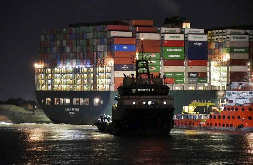 Суэцкий канал контейнеровоз сел на мель. Ship builder simulator. Эвергрин контейнеровоз. Контейнеровоз в море китай. Evergreen контейнеровоз перекрыл.