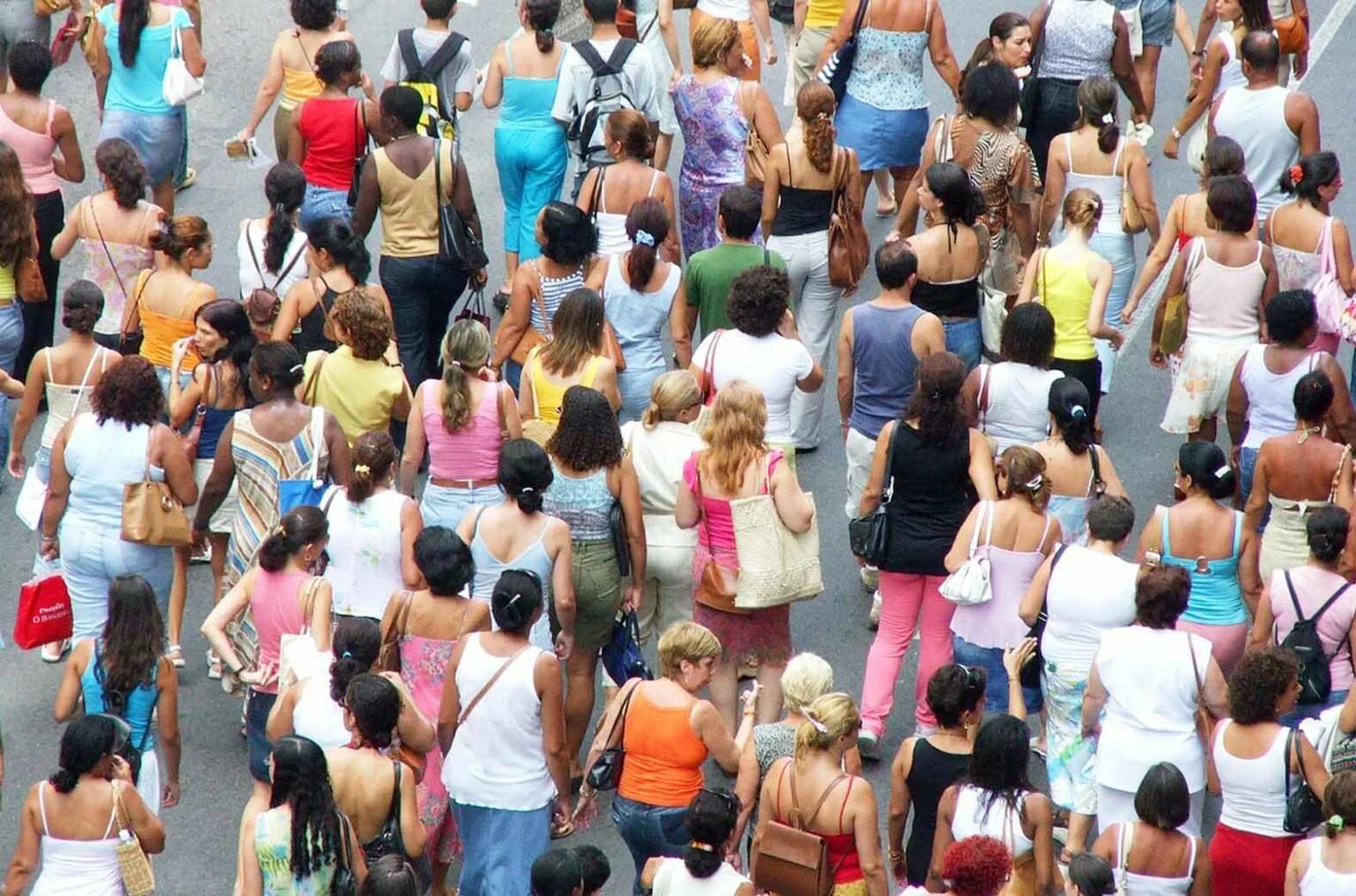 Толпа людей на улице. Бизнес люди. Толпа людей и один человек. Много в первую очередь. Человек обращается к толпе.