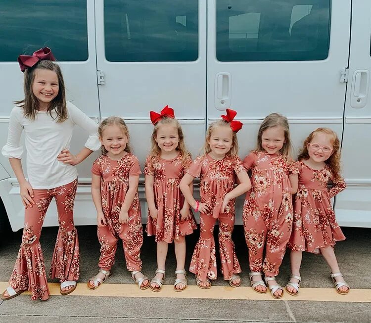 Фотографии 5 детей. Близнецы тройняшки четверняшки пятерняшки. Семья с четырьмя детьми. Многодетная мама. Счастливые дети в детском саду.