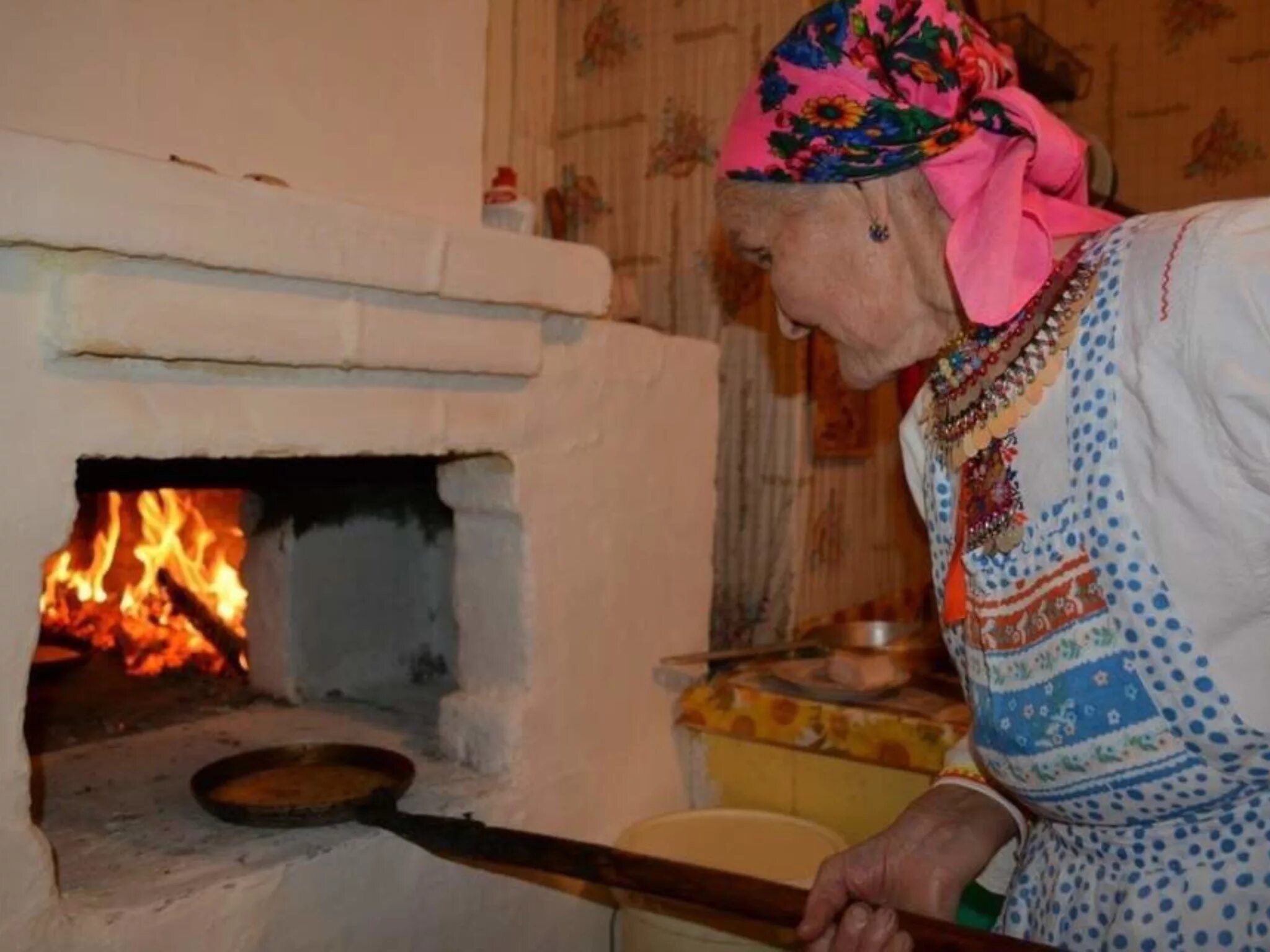 Русская печь пироги. Печь пироги. Бабушка печет. Бабушка стряпает пирожки. Печь в деревне.