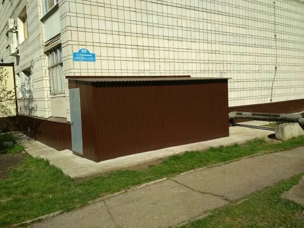 Возвышение меркурия 13 цокольный этаж. Цоколь многоэтажного дома. цоколь в подъезде. отдельный вход в цокольный этаж. цоколь в жилом доме.