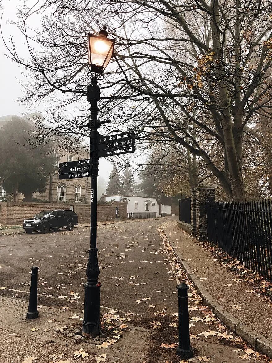 Фонарные столбы в городе
