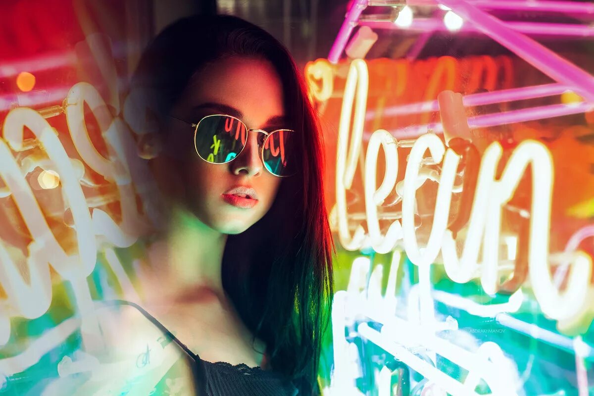 неоновая девушка. портрет в неоновом стиле. арты в неоновом стиле. девушка в неоне. неон арт.