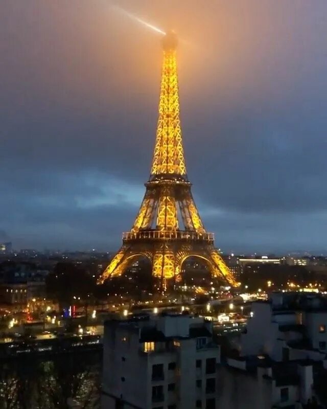 Эйфелева башня. На фоне эйфелевой башни. Париж вид с крыши. Paris video. Эйфелева башня с людьми.