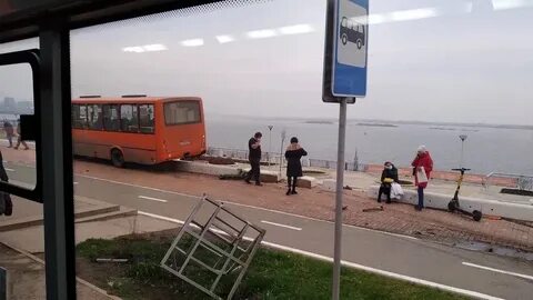 Автобус на тротуаре