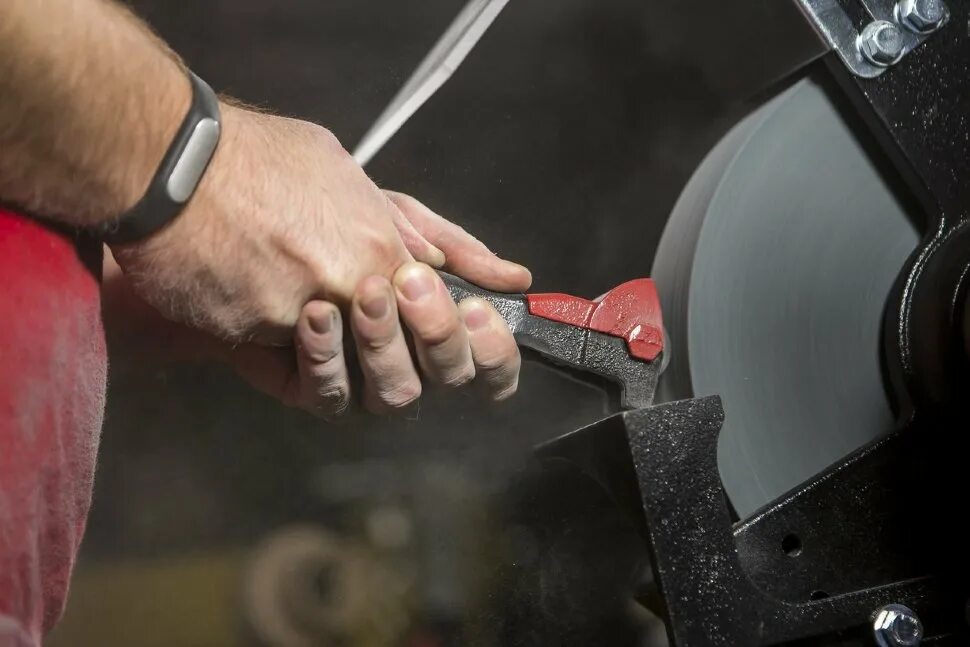 Заточной станок круг 300мм. Точить инструмент. Профессиональная заточка инструмента. Заточка парикмахерского и маникюрного инструмента. Мастерская заточки инструмента.