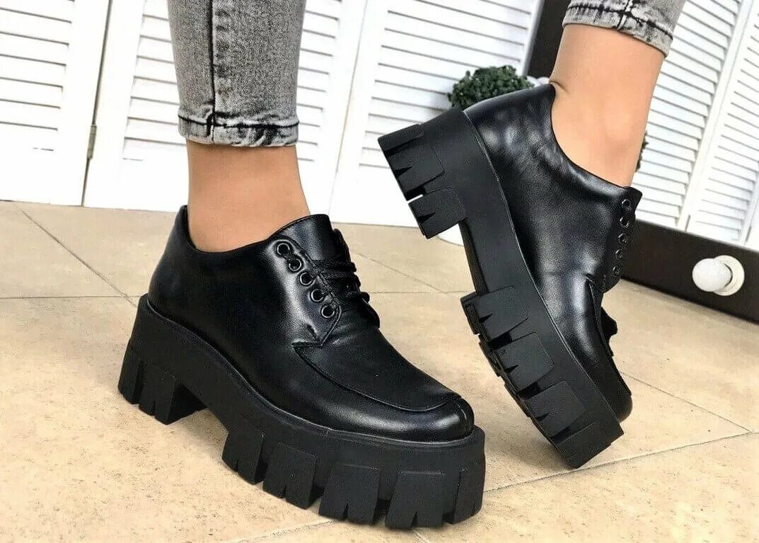 Ботинки на тракторной подошве. Ботинки челси с тракторной подошвой на шнурке. Ботинки на платформе. Обувь осень-зима 2021-2022. Ботинки на тракторной подошве женские.