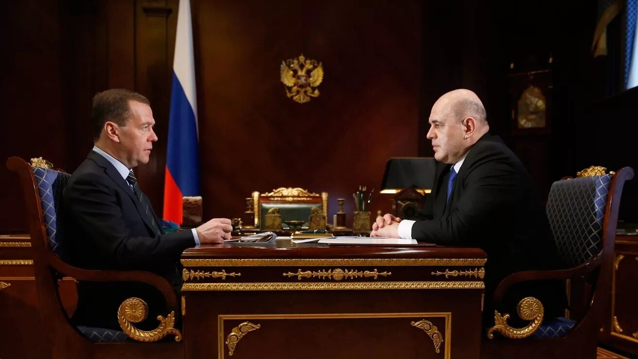 Кто был перед мишустиным. Дмитрий медведев и михаил мишустин. Кто был перед мишустиным. Кто был перед мишустиным. Михаил мишустин и медведев.