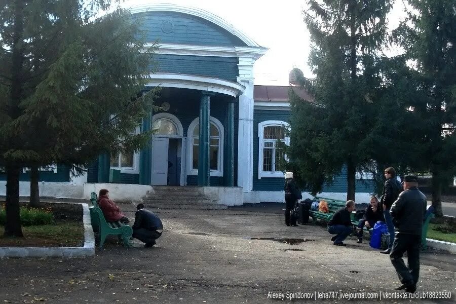 Можга новый жд вокзал. Здание жд вокзала можга. Можга (можгинский район). Железнодорожная станция можга железнодорожная станция можга. Вокзал можга телефон.