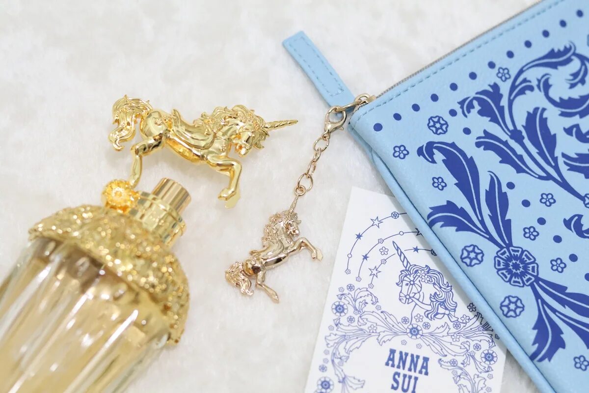 Anna sui sky. Духи Anna sui Fantasia. Anna sui украшения браслеты. Anna sui. Брошь. США.. Полотенце среднее "Anna sui".