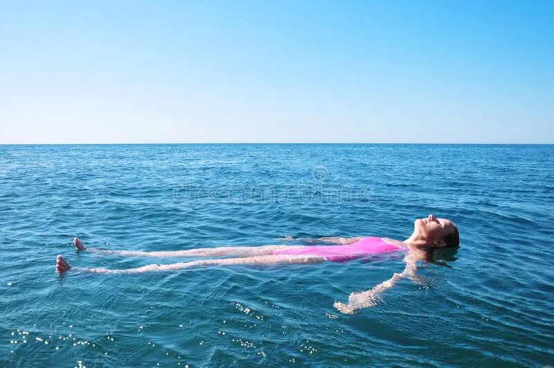 Лежа на воде на спине. Лежать на воде на спине. лежание на воде. отдыхает на спине в воде. лежать звездочкой на воде.