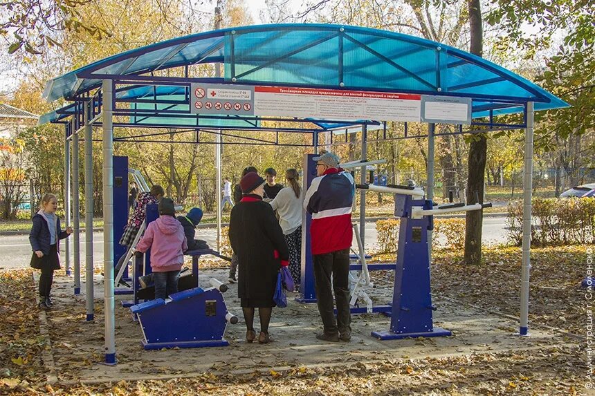 Поставь уличные. Сквер Багратиона. Великорецкий дом интернат установили уличные тренажеры. Качели на Багратиона Смоленск. Сквер победителей тренажеры.