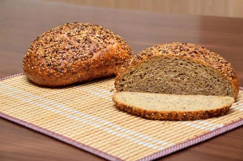 Цельнозерновой хлеб вред. Хлеб злаковый. Хлеб из злаков. Хлеб со злаками. Хлеб пшеничный зерновой.