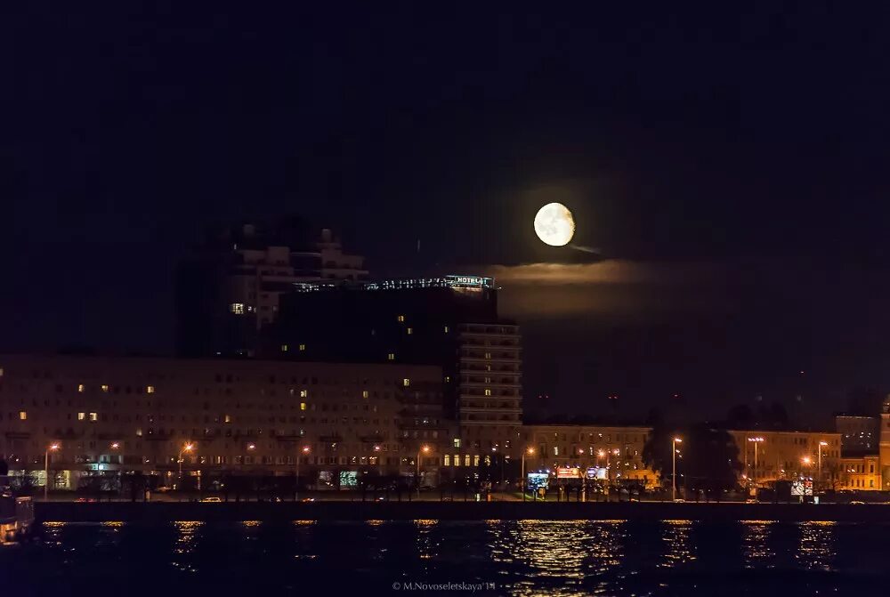 Луна в москве купить. Луна в Санкт-Петербурге. "Луна в Петербурге" Семенов. Полная Луна над Питером. Ночной Питер с луной.