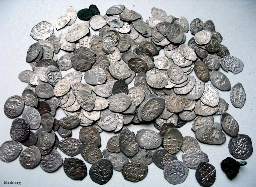 Золотая удельная чешуя. Монеты чешуя клад. Клад золотых царских монет кладоискатели находки. Кошель с чешуей. Старинные монеты чешуйки.
