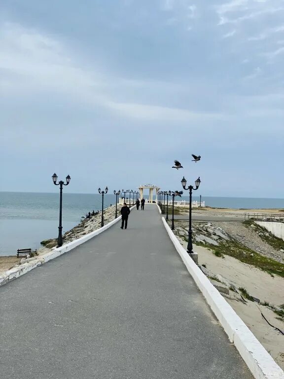 Каспийск 2023. Каспийск набережная каспийского моря. Центральная набережная каспийск. Каспийск дагестан набережная. Городской парк каспийск.